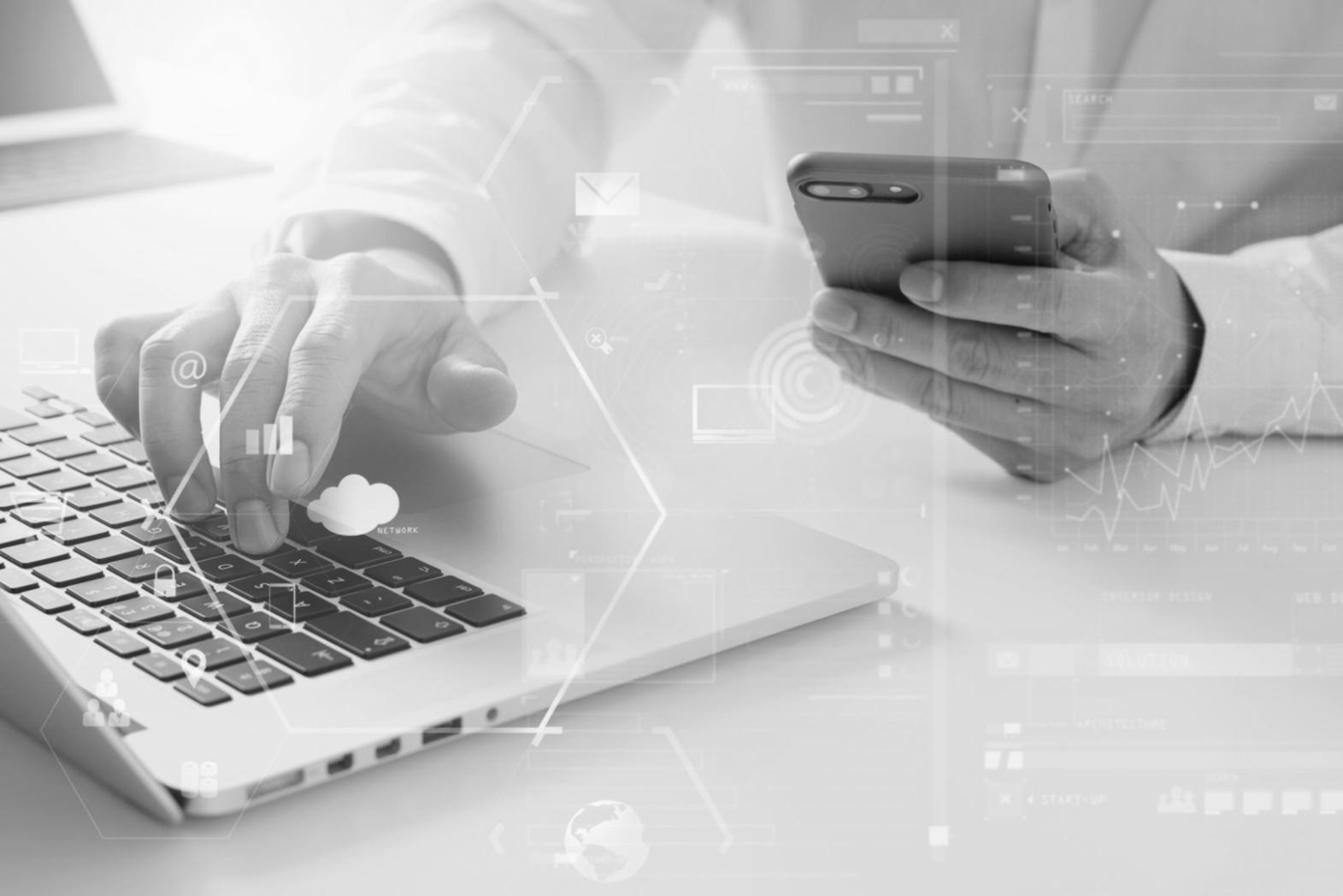 Participant suivant un séminaire en ligne sur le référencement mobile